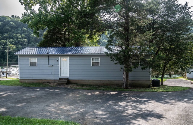 Cozy 2-bedroom cabin in delightful Albany on Dale Hollow Lake /w Slip #21