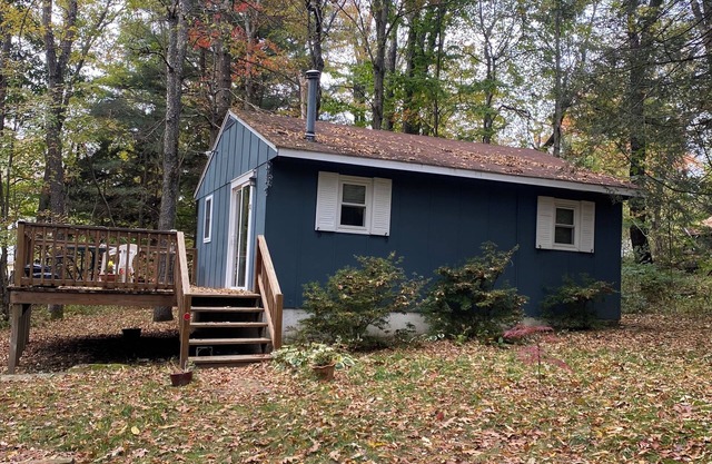 Cozy 2-bedroom cabin in charming Becket with WiFi, AC