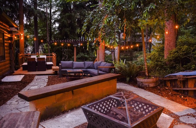 Cozy 2-bedroom cabin in charming Clinton with AC, WiFi, Family friendly.