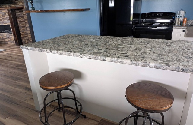 Cozy 2-bedroom cabin in charming Harrod with WiFi, AC