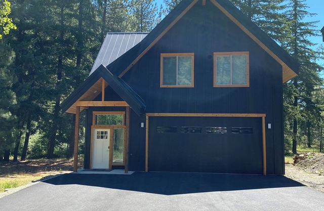 Cozy 2-bedroom cabin in charming Ronald with WiFi, AC