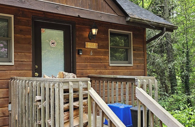 Cozy 2 bedroom cabin w/hot tub