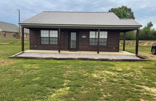 Cozy 2-bedroom cabin with WiFi, AC in soothing Batesville, MS