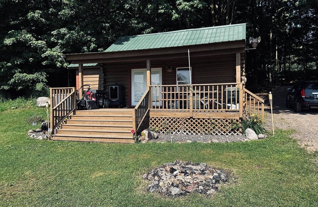 Cozy 2-bedroom cabin on Butternut Lake with WiFi, AC, and Lake Access