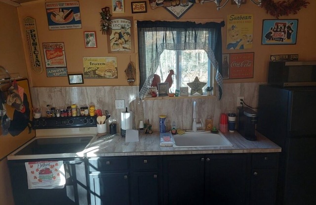 Cozy 2-bedroom cabin with free parking.