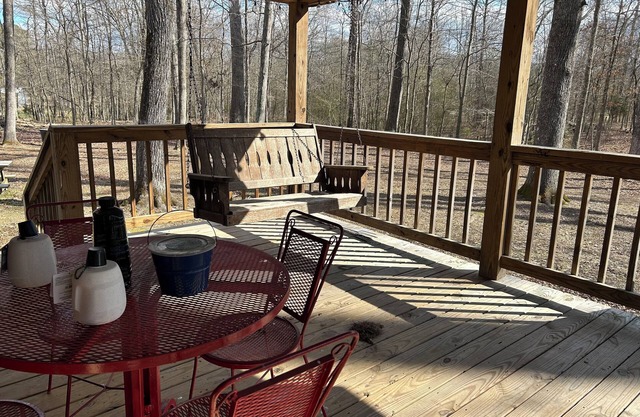 Cozy 2-bedroom cabin in welcoming LaFayette with WiFi, AC