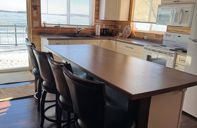 Cozy 2-bedroom cabin located on Big Cormorant Lake in Lake Park with WiFi, AC