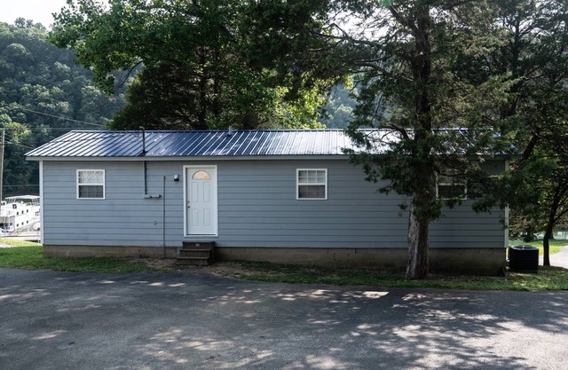 Cozy 2-bedroom cabin /w Slip with on Dale Hollow Lake in Albany, KY