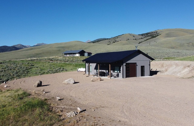 Cozy 2 bedroom cabin with loft in Polaris sleeps 6