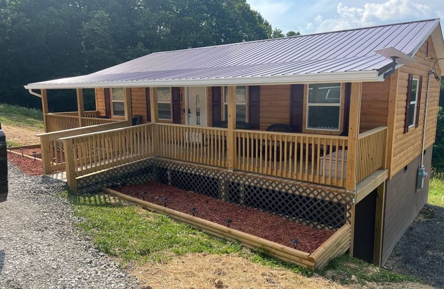 Cozy 2-bedroom cabin with WiFi, AC in delightful Rock. 2 minutes from trails.