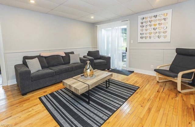 Cozy 2 bedroom close to the beach.