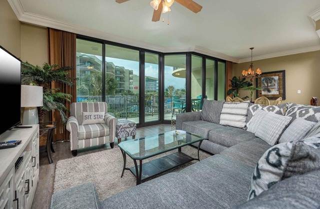 Cozy 2 Bedroom Condo - Phoenix on the Bay 1214