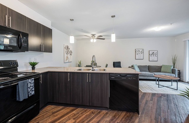 Cozy 2 bedroom Condo - walking distance to down town Abby. Dog Friendly!