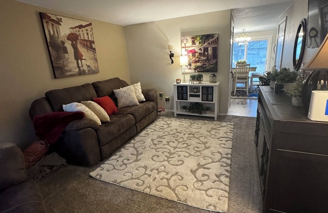 Cozy 2-bedroom condo in awesome Ashwaubenon with WiFi, AC.