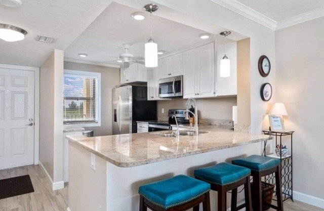 Cozy 2-bedroom condo in Fort Pierce . Hutchinson island with on the beach