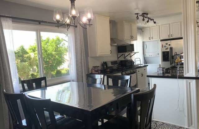Cozy 2-bedroom condo with WiFi, AC in lovely Lake Forest