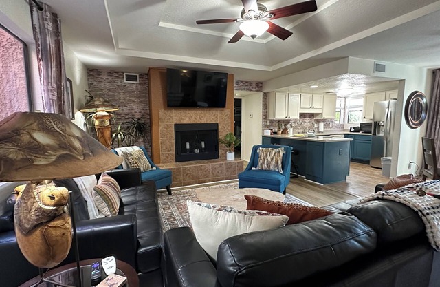 Cozy 2-bedroom condo by Sabino Canyon in Tucson w pool, pickleball and gym