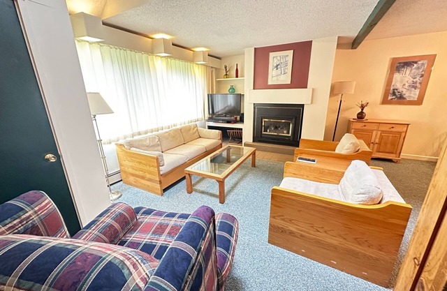Cozy 2-bedroom Condo - Close to town!