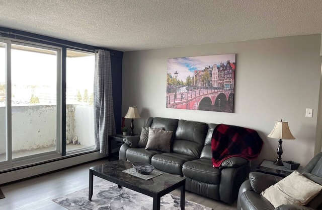 Cozy 2-bedroom condo in Red Deer with WiFi - Swimming Pool/Fitness Room/Elevator