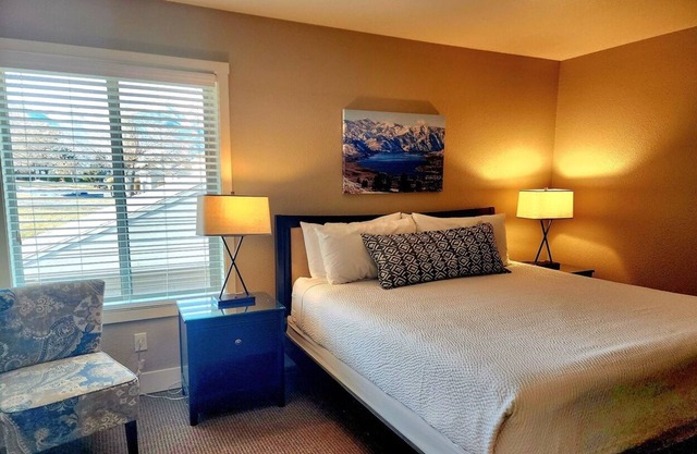 Cozy 2-bedroom condo, pool/hot tub, recreation, fitness room, WiFi, family fun