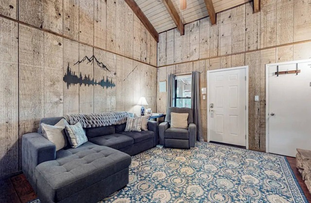Cozy 2-bedroom condo 2/2 just blocks from base-with W/D and wifi