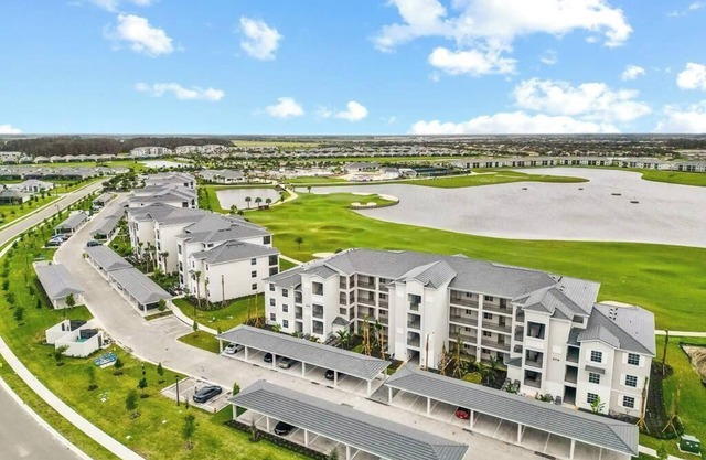 Cozy 2-bedroom condo with Golf and Club Access in charming Ave Maria, Naples FL