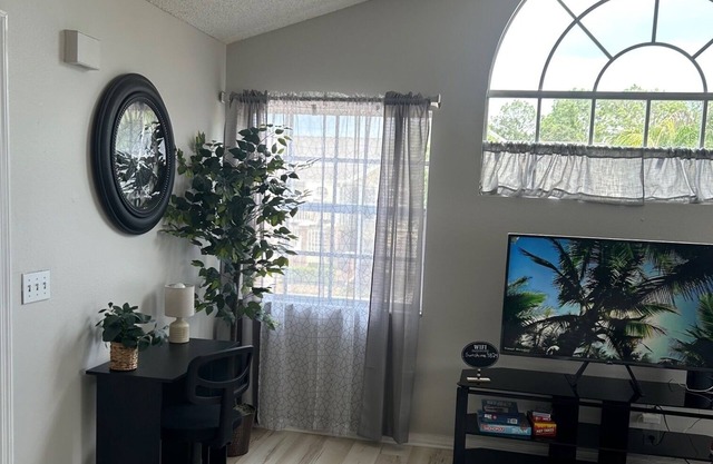 Cozy 2-bedroom condo in fabulous Kissimmee with WiFi, AC, fitness room, and pool
