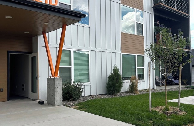 Cozy 2-bedroom condo in lovely Livingston