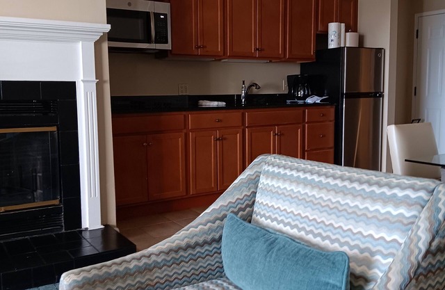 Cozy 2-bedroom condo with AC, fitness room in charming Westbrook. Oceanfront,