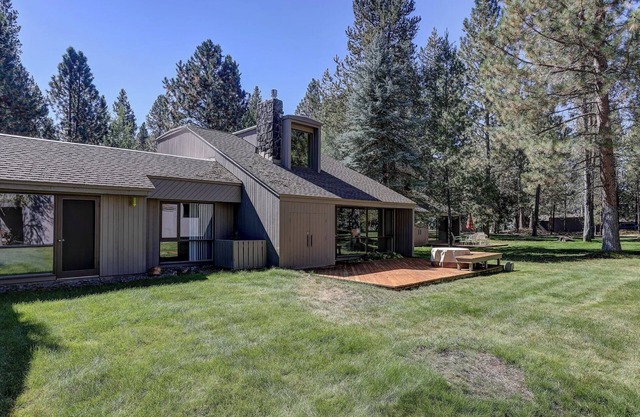Cozy 2-bedroom condo with WiFi and AC in charming Sunriver