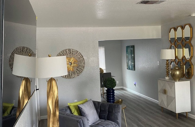 Cozy 2-bedroom corporate apartment in lovely Sacramento with AC, WiFi , 2