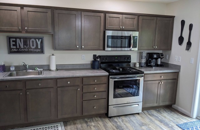 Cozy 2-bedroom corporate apartment minutes from Lake Cumberland Kentucky.