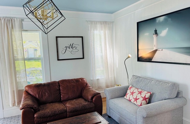 Cozy 2-bedroom cottage with two decks. Centrally located. Pet-friendly.