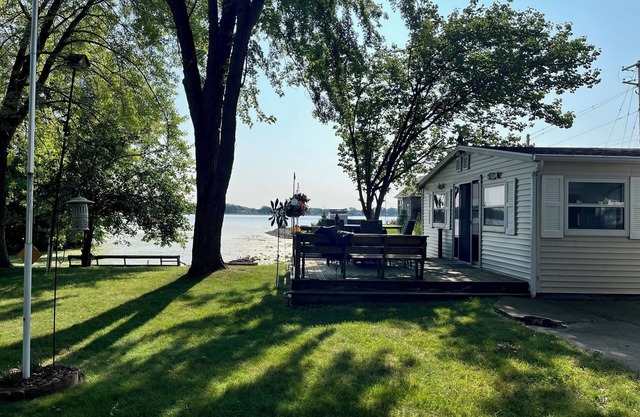 Cozy 2-bedroom cottage in Charming Winneconne with water access.
