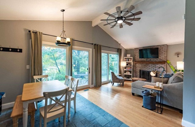 Cozy 2 Bedroom Cottage, Ideal location