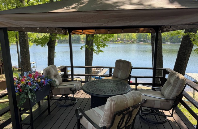 Cozy 2-bedroom cottage just 10 minutes from Huron-Manistee National Forest