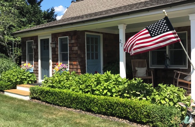 Cozy 2 bedroom Cottage. Steps to Restaurants, Shops and Fire Island Ferry
