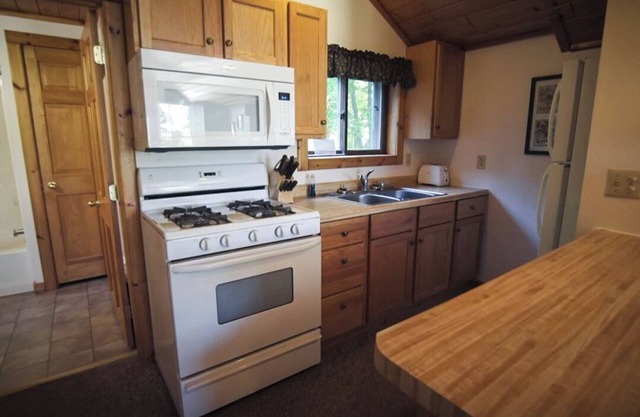 Cozy 2 bedroom cottage with full kitchen minutes from Pictured Rocks Cruises!