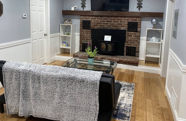 Cozy 2 Bedroom Cottage with Fireplace!!