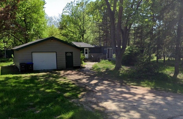 Cozy 2-bedroom Cottage - Trail access to Loon Lake