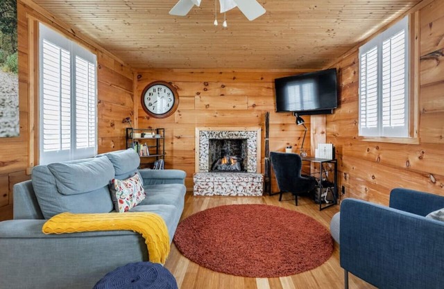 Cozy 2-bedroom Cottage with Access to Bantam Lake