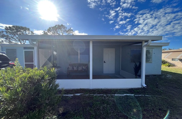 Cozy 2 Bedroom Englewood Home miles from the Beach
