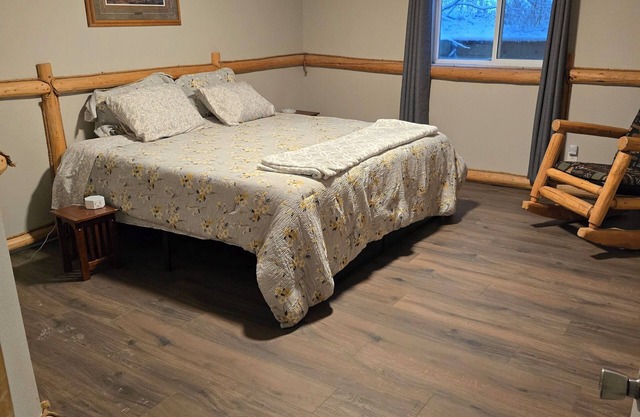 Cozy 2-bedroom farmhouse in charming Pinesdale with WiFi