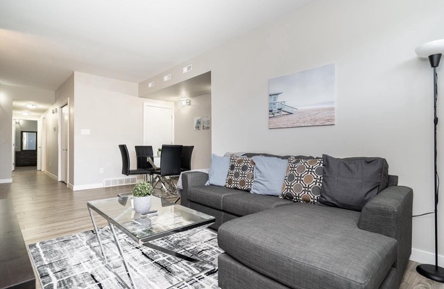 Cozy & Modern 2 Bedroom | French Sector | Minutes From DT (129B Youville)