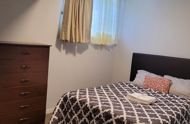 Cozy 2 bedroom Guest Suite in Calgary- Family friendly!