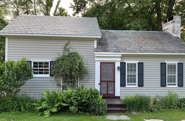 Cozy 2-bedroom guesthouse on a charming farm setting