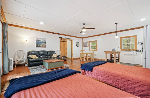 Cozy 2-bedroom HILLTOP COTTAGE in peaceful Ellijay with AC, WiFi