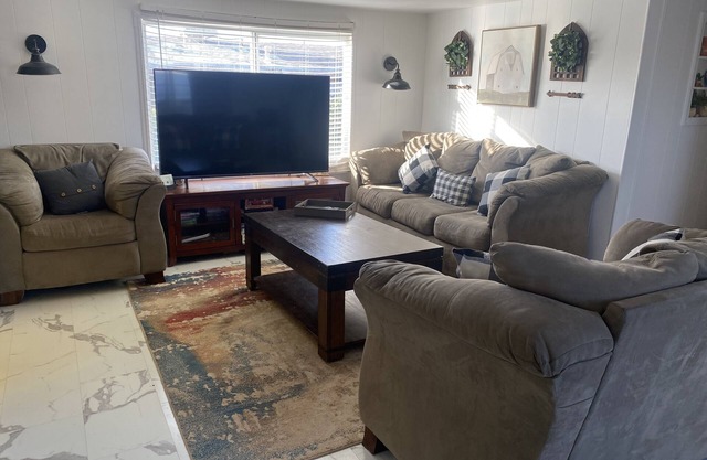 Cozy 2-bedroom house in fabulous Bullhead City with room for all your river toys