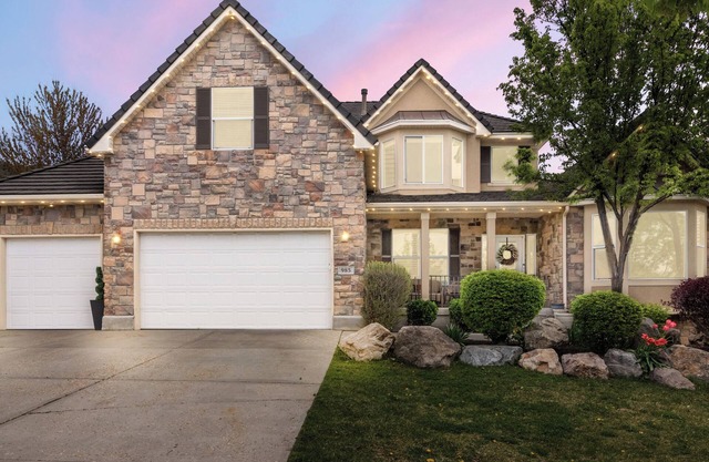 Cozy 2-bedroom house in enjoyable Fruit Heights with WiFi, AC
