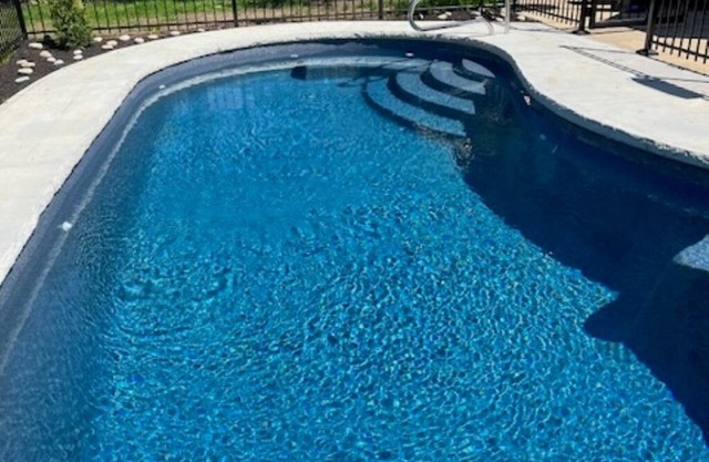 Cozy 2-bedroom house sleeps 6+ with heated inground pool in North Olmsted
